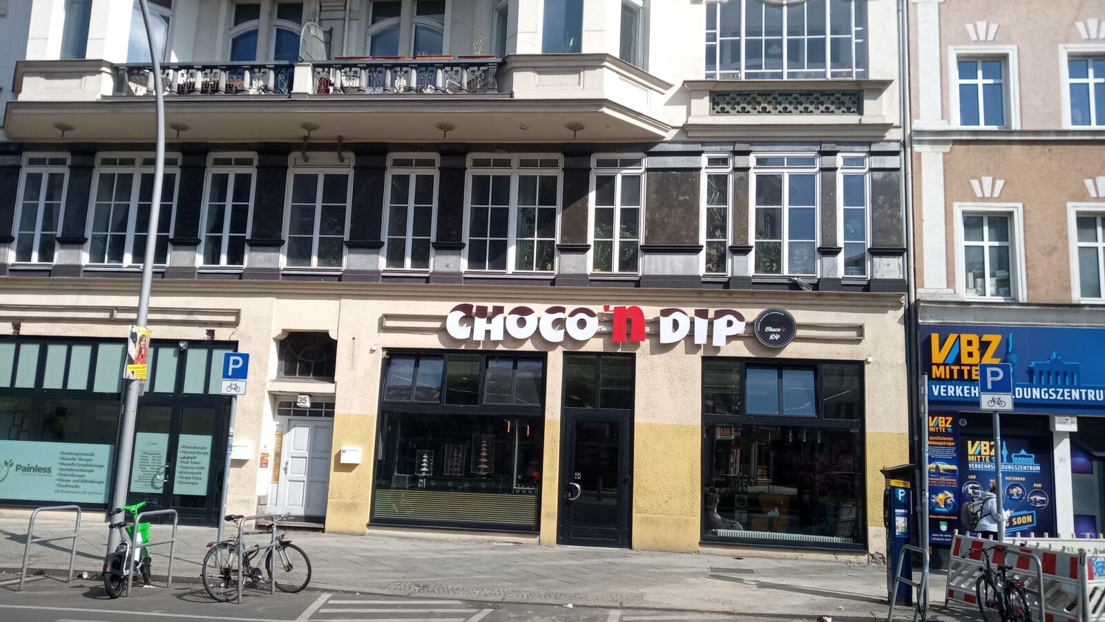 Choco 'n Dip in der Badstraße 35 — Jugendstil-Fassade