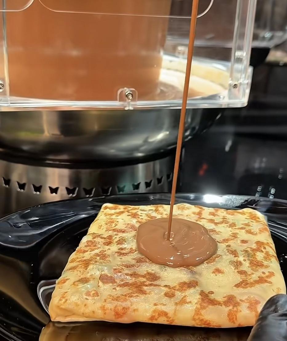 Vitrine mit frischen Früchten und Schoko-Kreationen